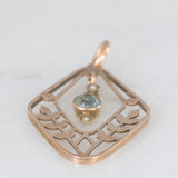 Pendente antico lavalier in oro giallo 9K con pasta di vetro azzurra e perline bianche, anni ‘10/‘20