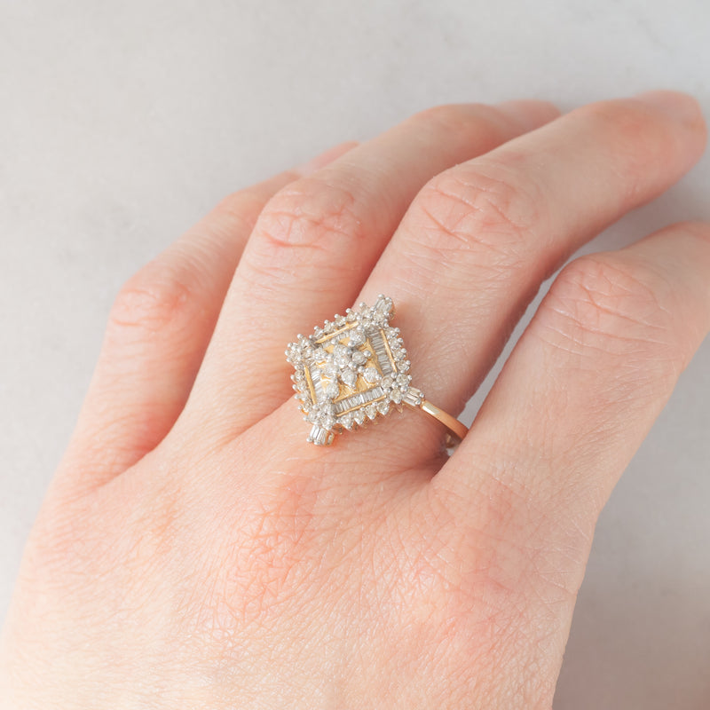 Anello vintage in oro giallo e bianco 14K con diamanti di taglio brillante e baguette (0.75ctw ca.), anni ‘70/‘80