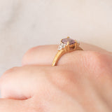 Trilogy in oro giallo 9K con zircone rosa (1.36ct ca.) e zaffiri bianchi