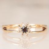 Anello a margherita in oro giallo 9K con zaffiro (0.08ct ca.) e diamanti (0.06ctw ca.), anni ‘70/‘80