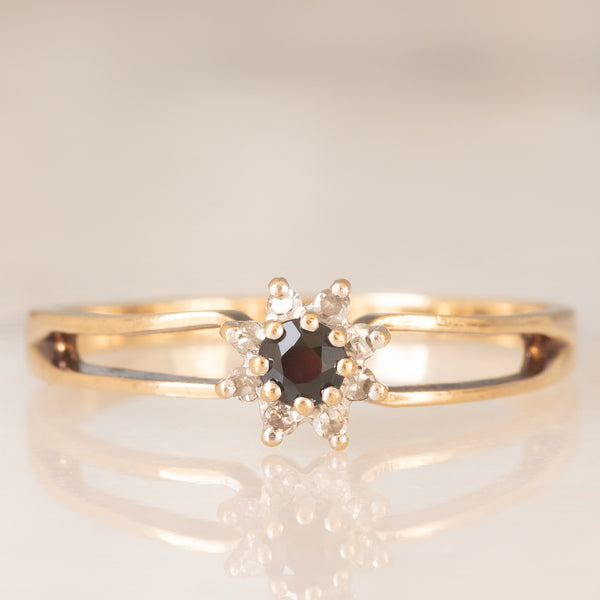 Anello a margherita in oro giallo 9K con zaffiro (0.08ct ca.) e diamanti (0.06ctw ca.), anni ‘70/‘80