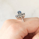 Anello a margherita vintage in oro bianco 14K con zaffiri (1.74ctw ca.) e diamanti (0.48ctw ca.), anni ‘70/‘80