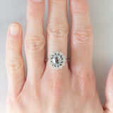 Anello a margherita in oro bianco 18K con acquamarina (1.10ct ca.) e diamanti di taglio brillante (1ctw ca.), anni ‘70