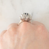 Anello a margherita vintage in oro bianco 14K con zaffiro (2.60ct ca.) e diamanti di taglio brillante (1.50ctw ca.), anni ‘60