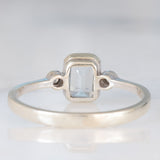 Trilogy vintage in oro bianco 9K con acquamarina (0.40ct ca.) e diamanti di taglio brillante (0.02ctw ca.), anni ‘70