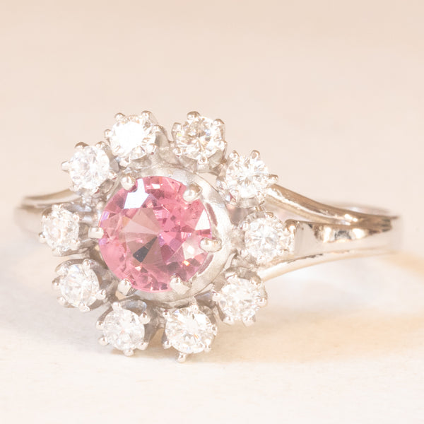 Anello a margherita vintage in oro bianco 18K con tormalina rosa (0.65ct ca.) e diamanti di taglio brillante (0.70ctw ca.), anni ‘70