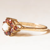 Vintage-Gänseblümchenring aus 9-karätigem Gelbgold mit Opal (ca. 0.12 ct) und Granaten (ca. 0.40 ctw), Jahr 1984