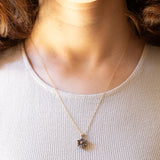 Vintage-Halskette mit Kette aus 9-karätigem Gelbgold und Blumenanhänger aus 9-karätigem Gelbgold mit Quarz und Diamanten