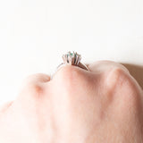 Vintage-Gänseblümchenring aus 14-karätigem Weißgold mit Smaragd (ca. 0.15 ct) und Diamanten (ca. 0.06 ctw), 70er Jahre