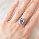 Anello a margherita vintage in oro bianco 14K con zaffiri (1.74ctw ca.) e diamanti (0.48ctw ca.), anni ‘70/‘80