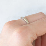 Anello a “V” vintage in oro bianco 9K con diamanti (0.10ctw ca.)