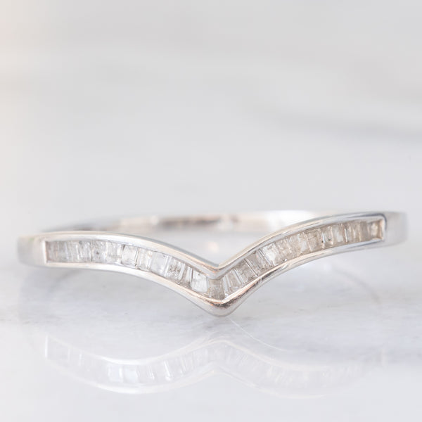 Anello a “V” in oro bianco 9K con diamanti di taglio tapered, anni ‘90
