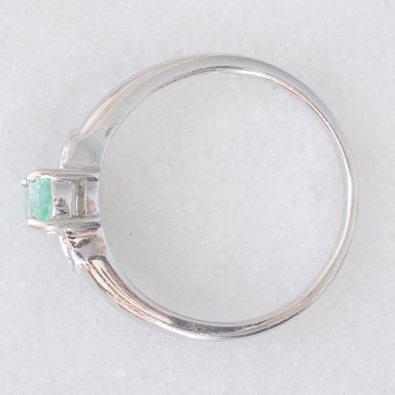 Trilogy moderno in oro bianco 9K con smeraldo (0.40ct ca.) e diamanti (0.03ctw ca.), anno 2007