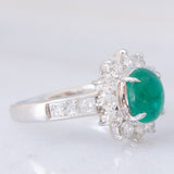 Anello a margherita in platino con smeraldo cabochon (1.35ct) e diamanti (1.13ctw), anni ‘70/‘80
