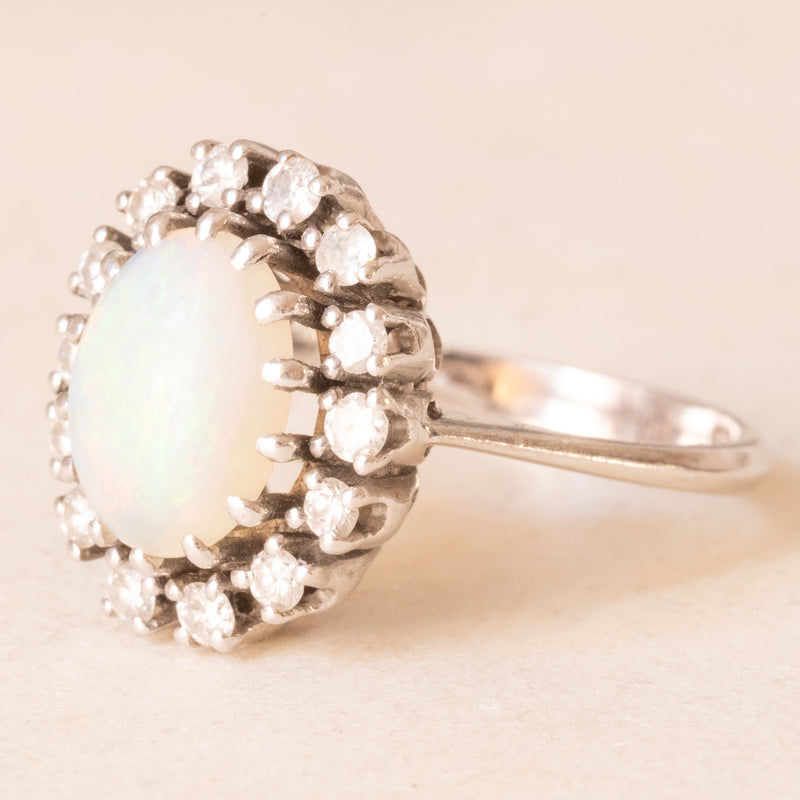 Anello a margherita vintage in oro bianco 14K con opale (1.70ct ca.) e diamanti di taglio brillante (0.40ctw ca.), anni ‘60