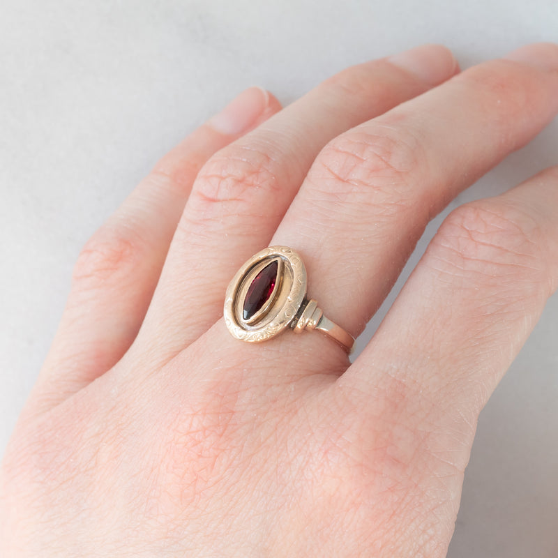 Anello vintage in oro giallo 14K con granato di taglio marquise (0.50ct ca.), anni ‘60