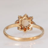 Anello a margherita in oro giallo 9K con opale (0.20ct ca.) e granati (0.30ctw ca.), anno 1977