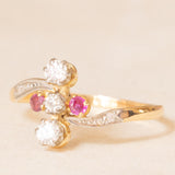 🌷 Jugendstil-Doppeltrilogie aus 18 Karat Gelbgold und Platin mit synthetischen Rubinen (ca. 0.25 ctw) und alten Diamanten im europäischen Schliff (ca. 0.35 ctw), 20er Jahre