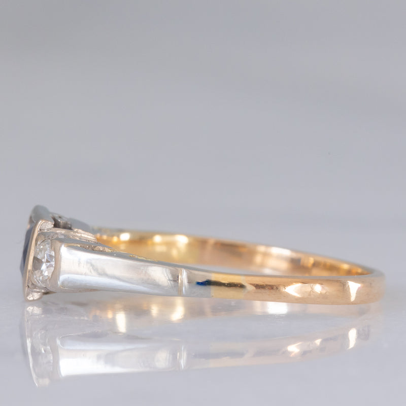 Trilogy Art Déco in oro giallo e bianco 9K con zaffiro (0.30ct ca.) e diamanti di taglio brillante (0.14ctw ca.), anni ‘30