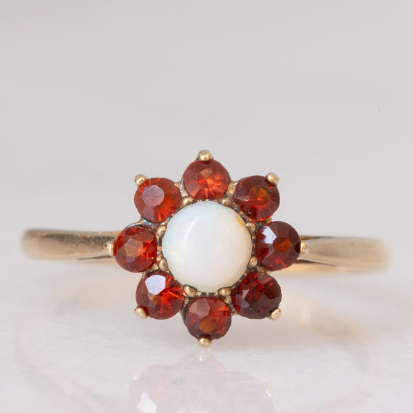 Anello a margherita in oro giallo 9K con opale (0.20ct ca.) e granati (0.30ctw ca.), anno 1977