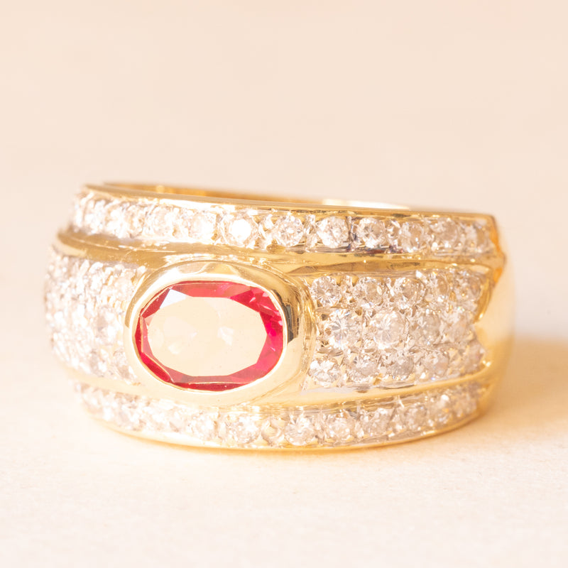 Anello a fascia vintage in oro giallo 18K con rubino (1.40ct ca.) e diamanti di taglio brillante (1ct ca.), anni ‘70/‘80