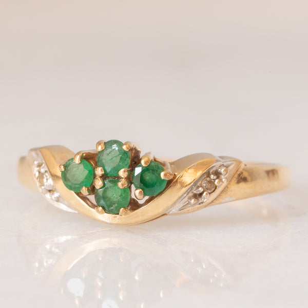Anello vintage in oro giallo 9K con smeraldi (0.16ctw ca.) e diamanti, anni ‘70/‘80