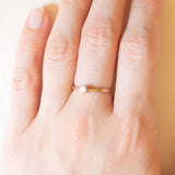 Vintage-Solitär aus 9 Karat Gelbgold mit Diamant im Brillantschliff (ca. 0.14 ct), 1988