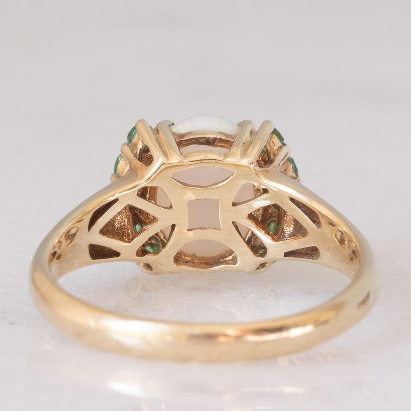 Anello vintage in oro giallo 8K con opale (0.90ct ca.) e smeraldi (0.10ctw ca.), anni ‘80