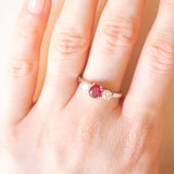 Vintage-Trilogie aus 18 Karat Weißgold mit Rubin (ca. 1 ct) und Diamanten im Brillantschliff (ca. 0.42 ctw)