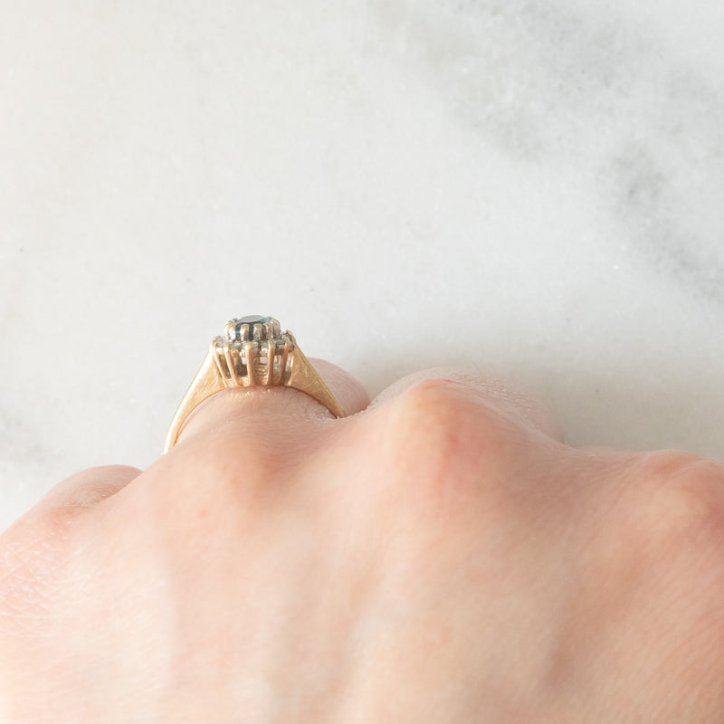 Anello a margherita in oro giallo 9K con topazio azzurro (0.35ct ca.) e diamanti (0.12ctw ca.), anni ‘90