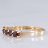 Anel vintage em ouro amarelo 9K com granadas (aproximadamente 0.50 ct), década de 70.