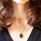 Vintage-Halskette mit Kette aus 9-karätigem Gelbgold und Anhänger aus 9-karätigem Gelbgold mit Triplett-Opal mit Rosenmuster und Dornen