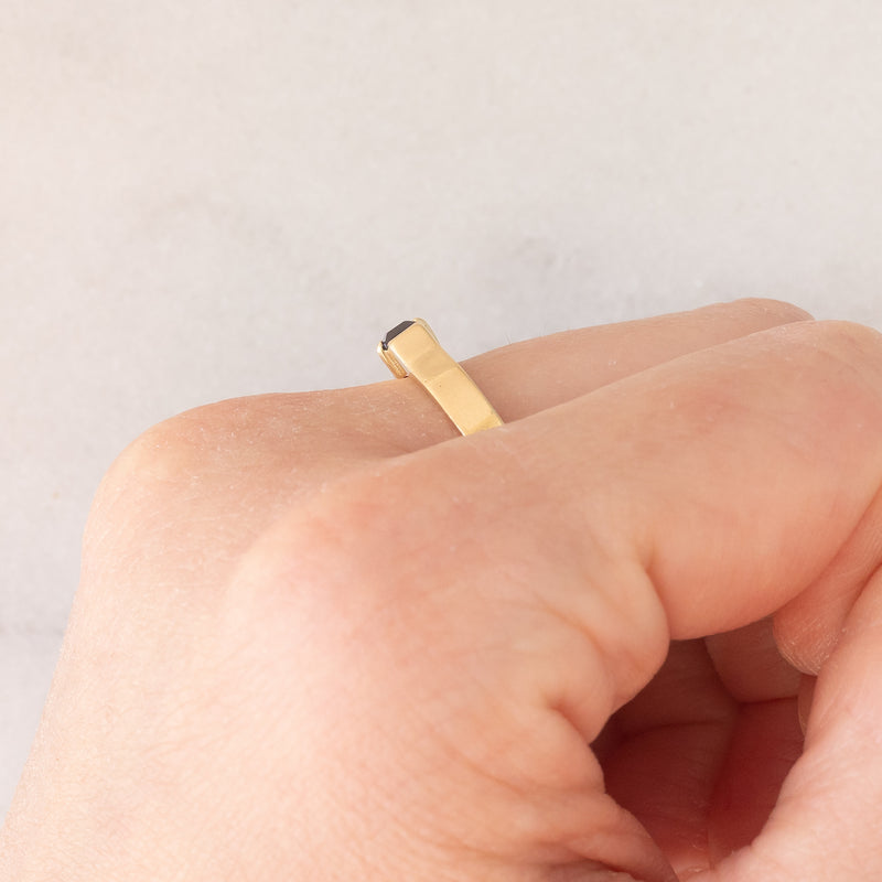 Solitario a fascia vintage in oro giallo 14K con zaffiro di taglio carré (0.18ct ca.), anni ‘70