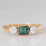 Trilogy antico in oro giallo 14K con tormalina verde di taglio carré (0.35ct ca.) e diamanti di taglio vecchia Europa (0.30ctw ca.), anni ‘20/‘30