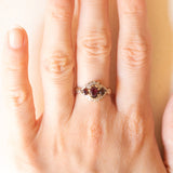 Vintage-Ring aus 9-karätigem Gelb- und Weißgold mit Granaten (ca. 0.70 ctw) und Diamanten, 60er Jahre