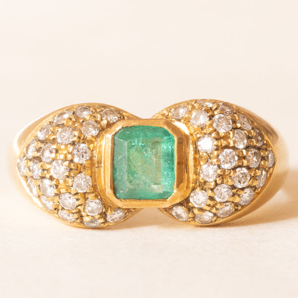 Anello vintage in oro giallo 18K con smeraldo (0.50ct ca.) e diamanti di taglio brillante (0.66ctw ca.), anni ‘70/‘80