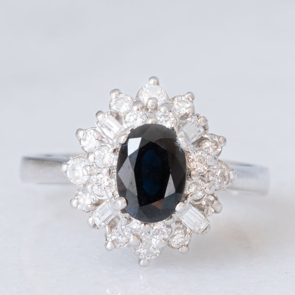 Anello ballerina vintage in oro bianco 14K con zaffiro (0.85ct ca.) e diamanti di taglio brillante (0.50ctw ca.), anni ‘80