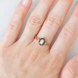 Anello a margherita vintage in oro giallo 9K con opale (0.15ct ca.) e zaffiri (0.20ctw ca.), anno 1986
