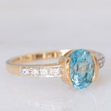 Anello in oro giallo 9K con zircone azzurro (1.63ct) e zirconi bianchi