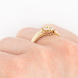Anello a fiore con fede in oro giallo 14K con diamanti di taglio brillante (0.50ctw ca.), anni ‘80
