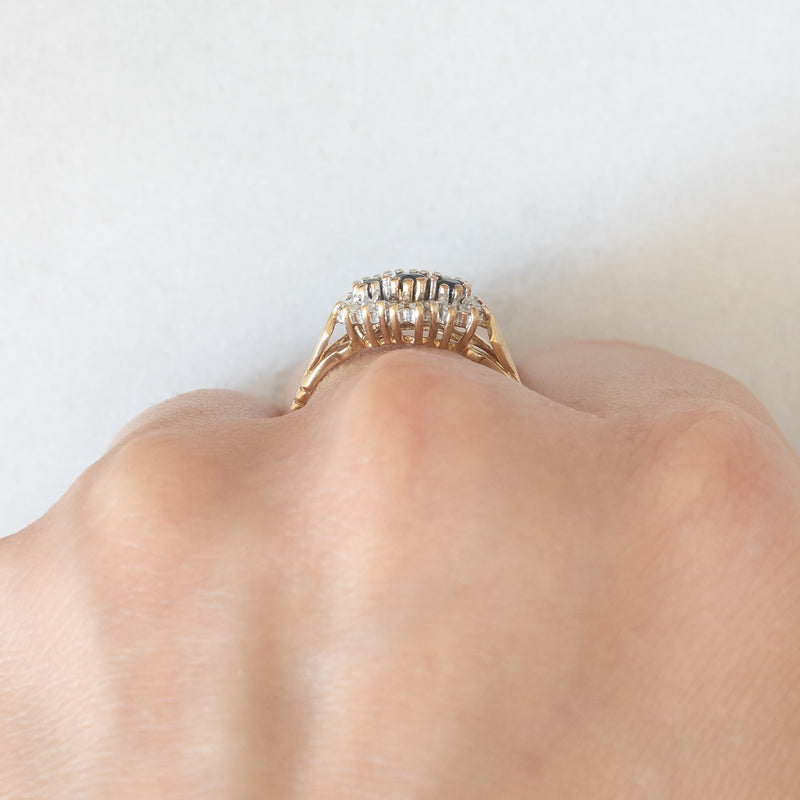 Anello vintage in oro giallo 9K con zaffiri (0.20ctw ca.) e diamanti (0.18ctw ca.), anni ‘70/‘80
