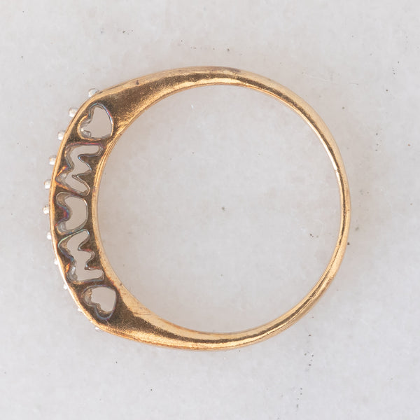 Anello vintage in oro giallo 9K con diamanti (0.10ctw ca.) e scritta traforata “MUM”, anni ‘80/‘90