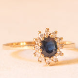 Anello a margherita vintage in oro giallo 9K con zaffiro (0.40ct ca.) e diamanti (0.12ctw ca.), anno 1984