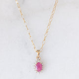 Collana vintage con catenina in oro giallo 9K e con ciondolo a margherita in oro giallo e bianco 9K con rubino (0.40ct ca.) e diamanti