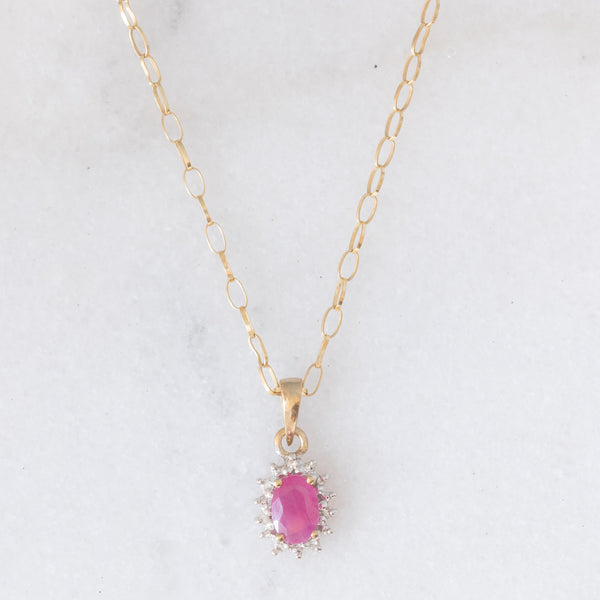 Collana vintage con catenina in oro giallo 9K e con ciondolo a margherita in oro giallo e bianco 9K con rubino (0.40ct ca.) e diamanti