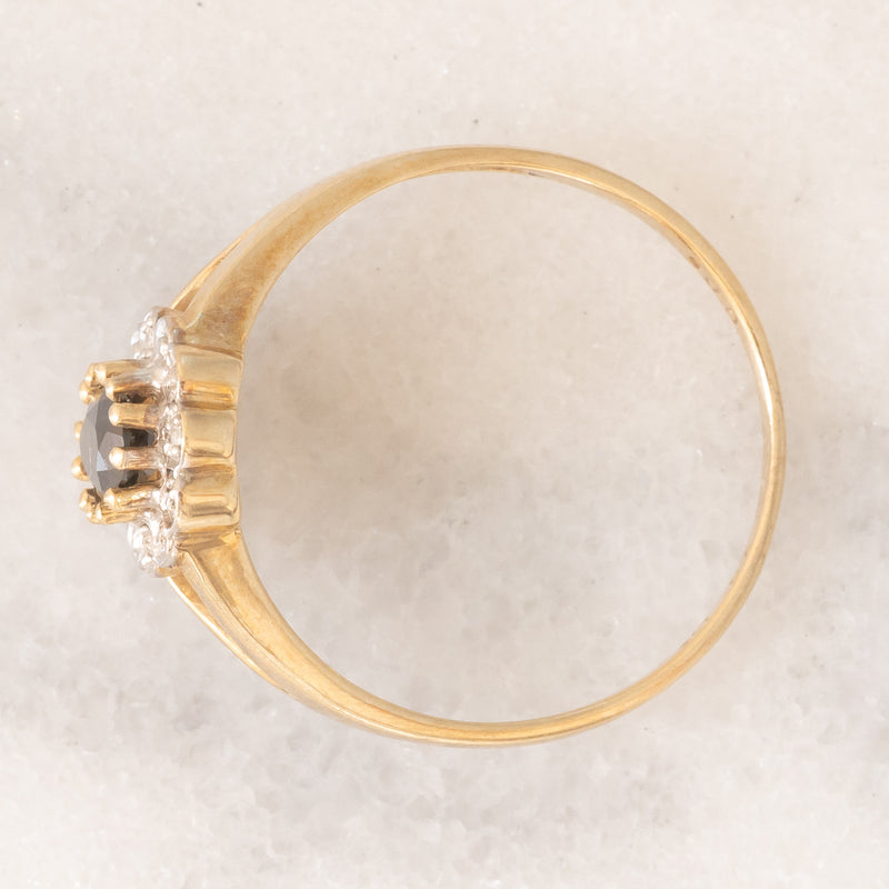 Anello a margherita in oro giallo 9K con zaffiro (0.60ct ca.) e diamanti (0.05ctw ca.), anni ‘70/‘80