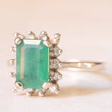 Anello a margherita vintage in oro bianco 14K con smeraldo (1.70ct ca.) e diamanti (0.28ctw ca.), anni ‘70