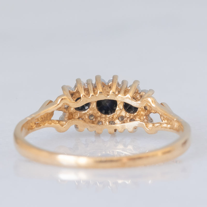 Anello vintage in oro giallo 9K con zaffiri (0.20ctw ca.) e diamanti (0.18ctw ca.), anni ‘70/‘80