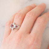 Anello a fiore vintage in platino con rubini (0.63ctw) e diamanti (0.85ctw), anni ‘90/anno ‘2000