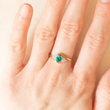 Anello bypass vintage in oro giallo e bianco 9K con pasta di vetro verde e diamanti (0.03ctw ca.), anni ‘80